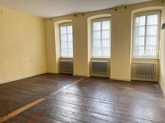 großes Zimmer im Obergeschoss