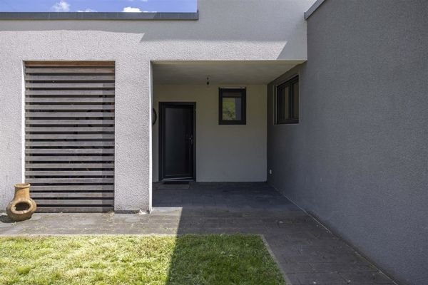 Ausgang hinter das Haus