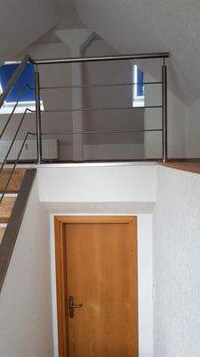 Eingangstür + Treppen-Aufgang