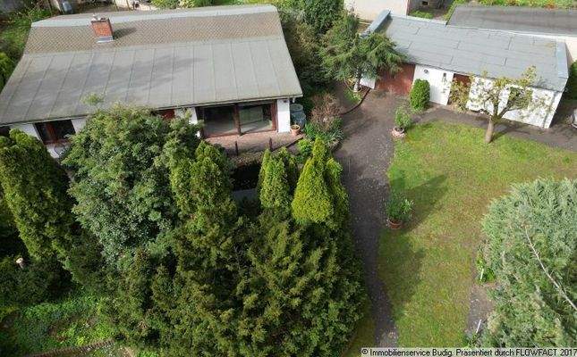 kleines Einfamilienhaus und Garage