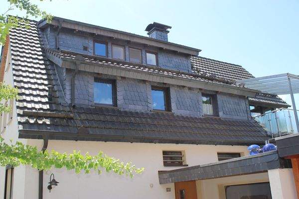 Seitenansicht  DG-Wohnung/Spitzboden und Terrassenbereich des DG