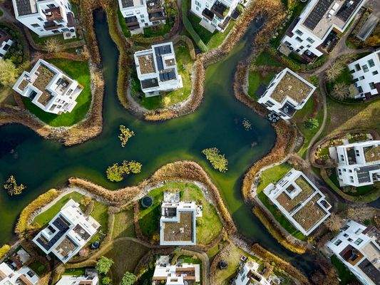 Häuser sind auf den Halbinseln gruppiert - eingebettet in einen weitläufigen Landschaftspark