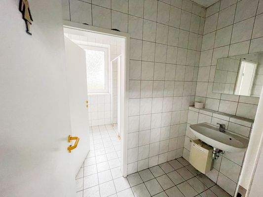 WC Damen Lagerhalle 