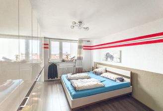 Grosszügiges Schlafzimmer