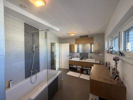 OG 1 / Badezimmer 1 von 2