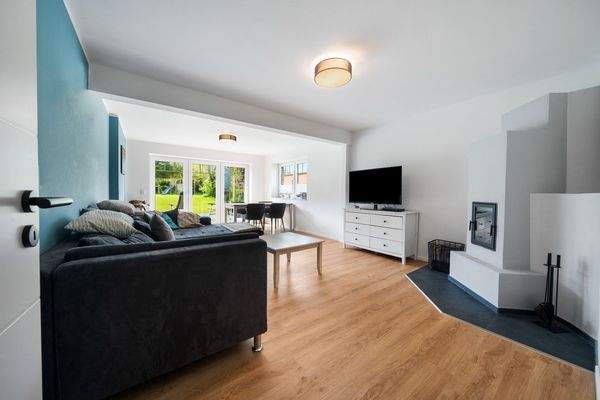 Wohn- und Esszimmer mit stilvollem Kamin