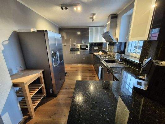 Blick vom Wohnzimmer in die Küche