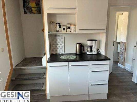 Küche mit Zugang zum Dachgeschoss und Flur