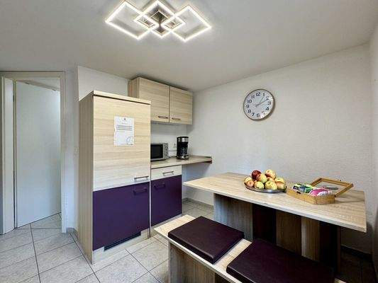 Ferienwohnung: Küche mit Zugang ins Bad