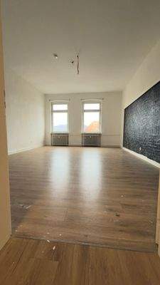 Leerer Raum mit Holzboden