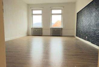 Leerer Raum mit Holzboden