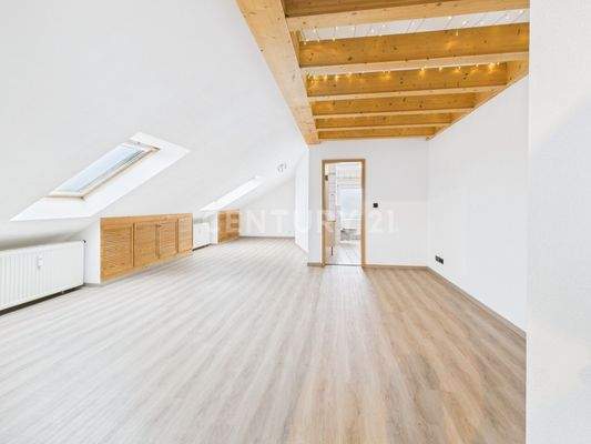 Heller Wohnbereich mit angrenzendem Badezimmer