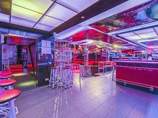 Durchgang und Barbereich