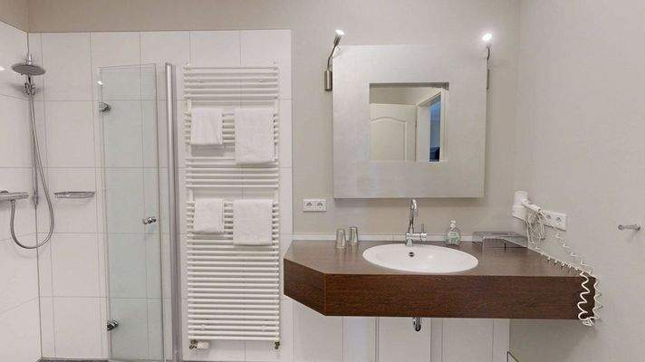 Badezimmer mit Eckbadewanne & Dusche