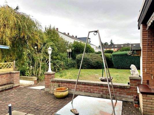 Blick von der Terrasse in den Garten