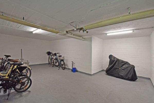und praktischem Fahrradkeller