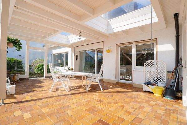 Blick auf die große und überdachte Terrasse