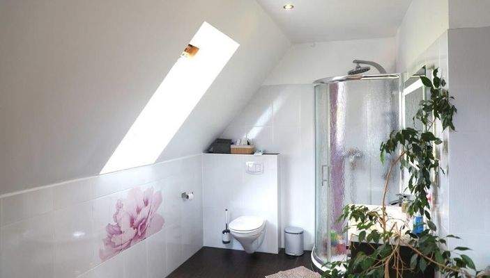 makellos EFH SN Hufenweg - Bad im OG (2).jpg