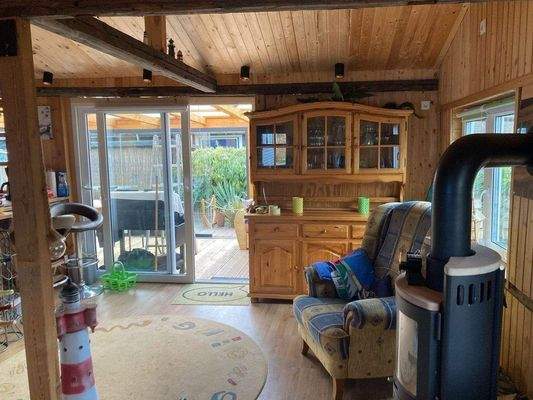 Wohnbereich mit Blick auf die Veranda