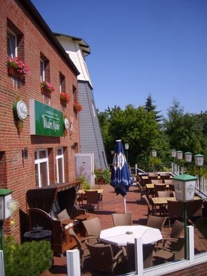 Terrasse und Mühle