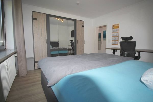 Großes Schlafzimmer mit Blick auf Flurbereich