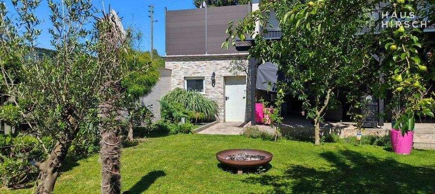 Feuerstelle und Tür zur Garage