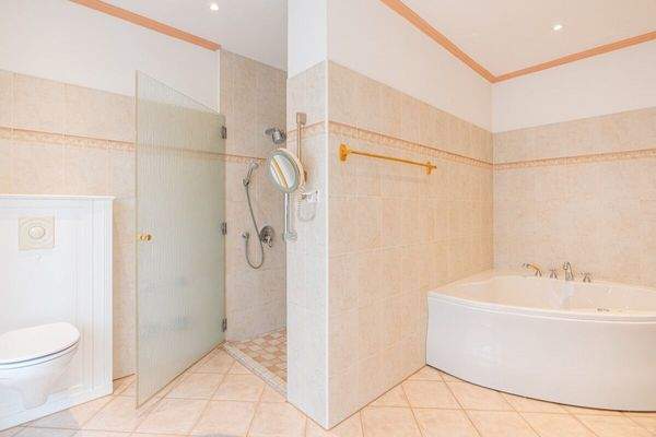 Vollbad mit separater Dusche