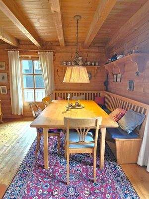 Essen mit Zugang zum Balkon