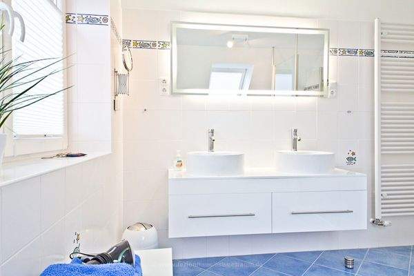 Bad OG mit Dusche, Wanne, ...