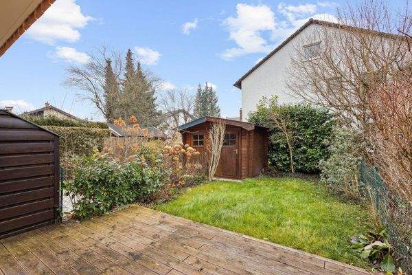 eigener Garten mit Gerätehaus