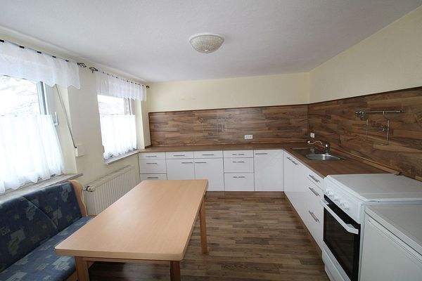 Helle Küche mit Essplatz