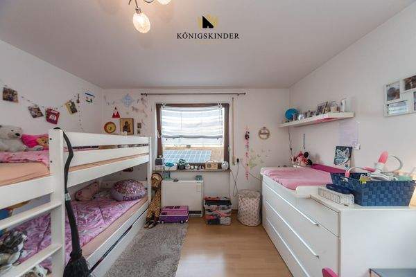 Helles Zimmer – ideal als Kinder- oder Arbeitszimmer