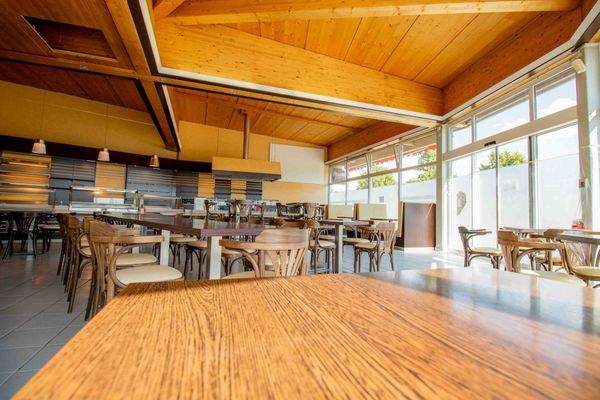 lichtdurchfluteter Saal