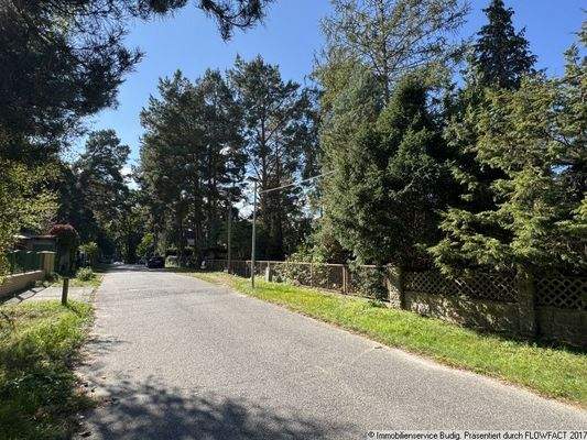 Anliegerstraße - rechts befindet sich das Grundstück