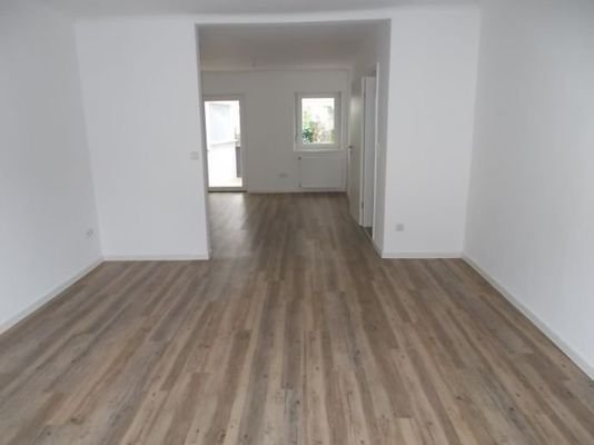 großer Wohn-Essbereich +Zugang -überdachter Balkon