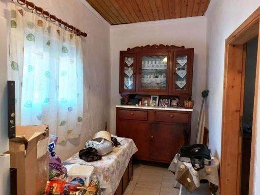 Ostkreta, Pappagiannades: Bewohnbares Haus mit Olivenbäumen und Bergblick zu verkaufen