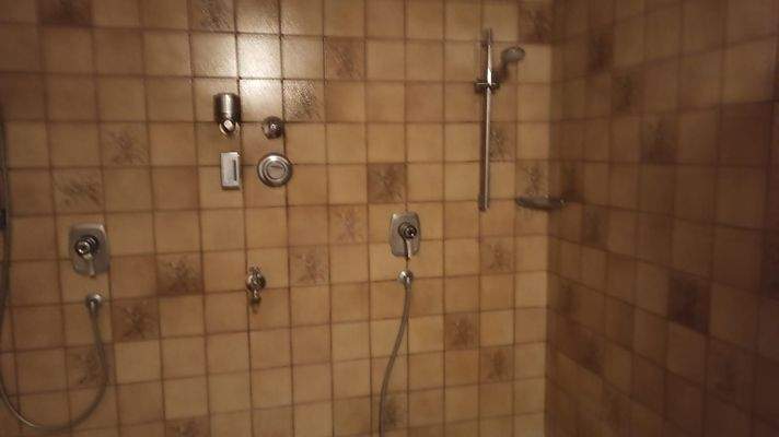 Dusche im Fitnessraum