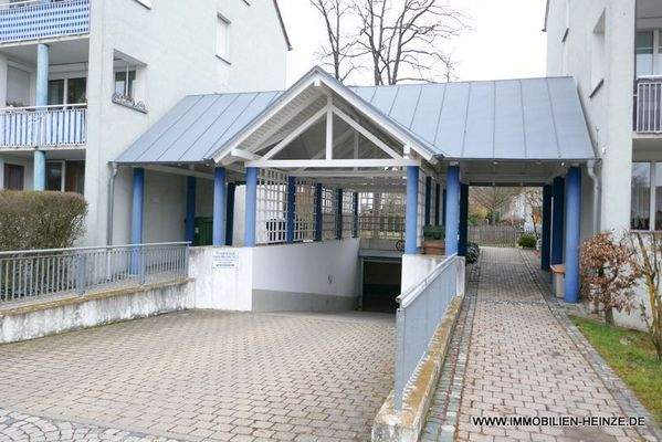 moderne , helle TG-Einfahrt