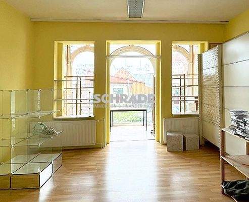 ...und eindrucksvollem Wintergarten