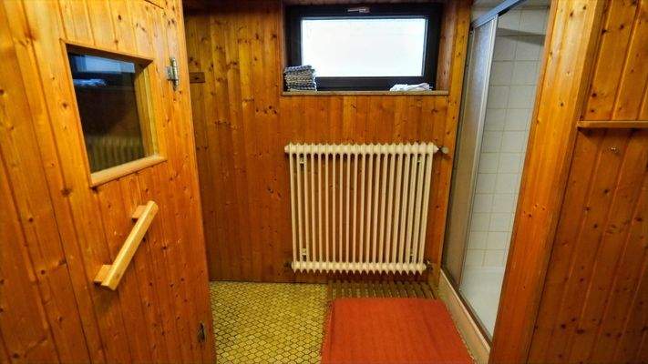 Sauna mit Dusche im Untergeschoss