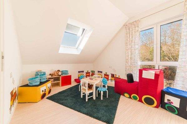Helles Kinderzimmer mit Spielbereich