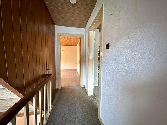 Flur Dachgeschoss mit Dachbodenaufgang links