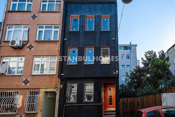 Key-Ready Whole Building in Fatih 100 m from Arterial Road
