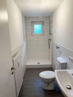 Bad 1 mit Dusche + Fenster