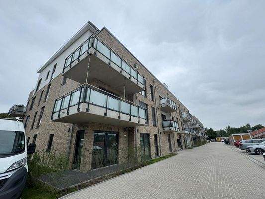 Mehrfamilienhaus mit Balkonen