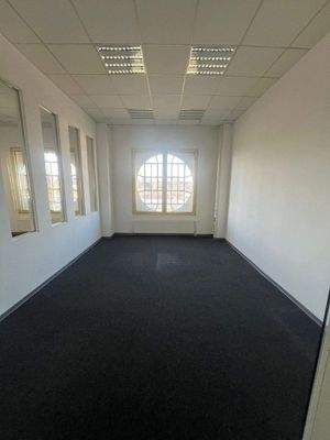 Büroraum, abgetrennt innerhalb der Halle