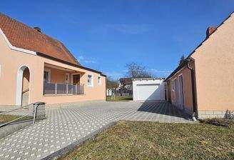Eingang mit Hof