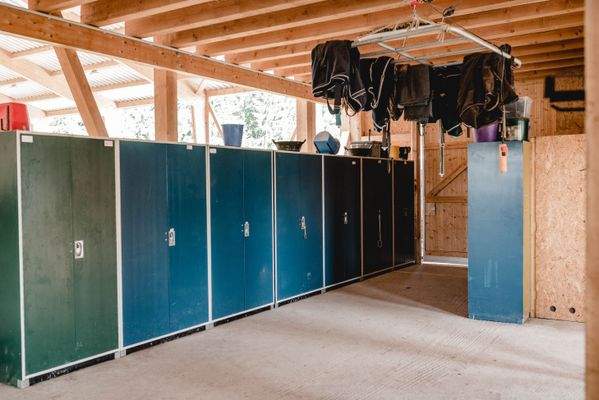 Sattelkammer mit Reiterschränken
