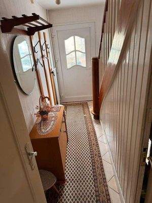 Eingangsbereich sowie Flur mit dem Treppenaufgang