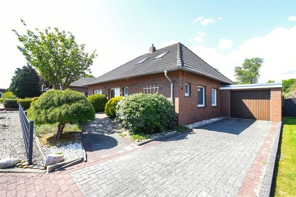 Auffahrt mit Garage